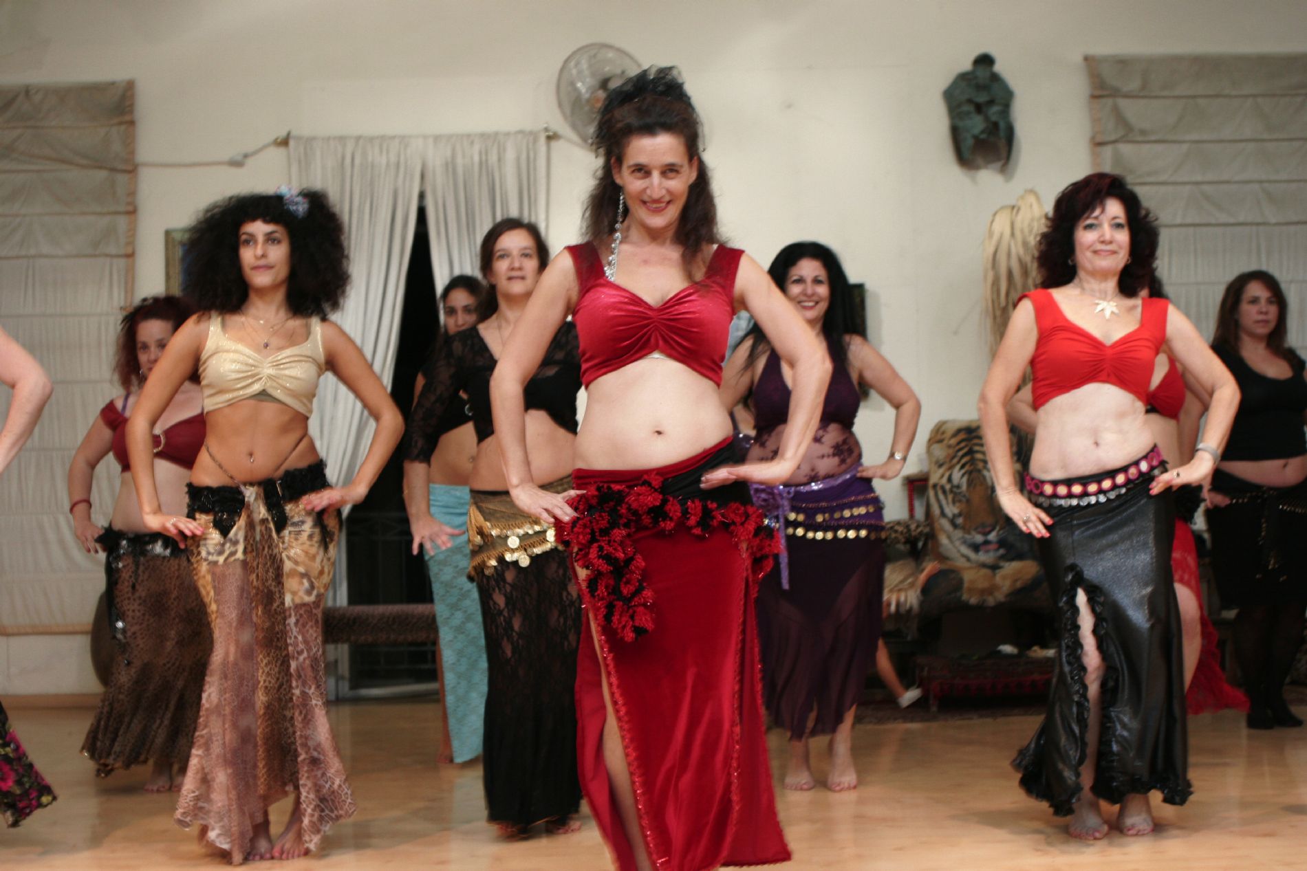 טינה גירש בלבוש אדום בזמן ריקודי בטן בתל אביב